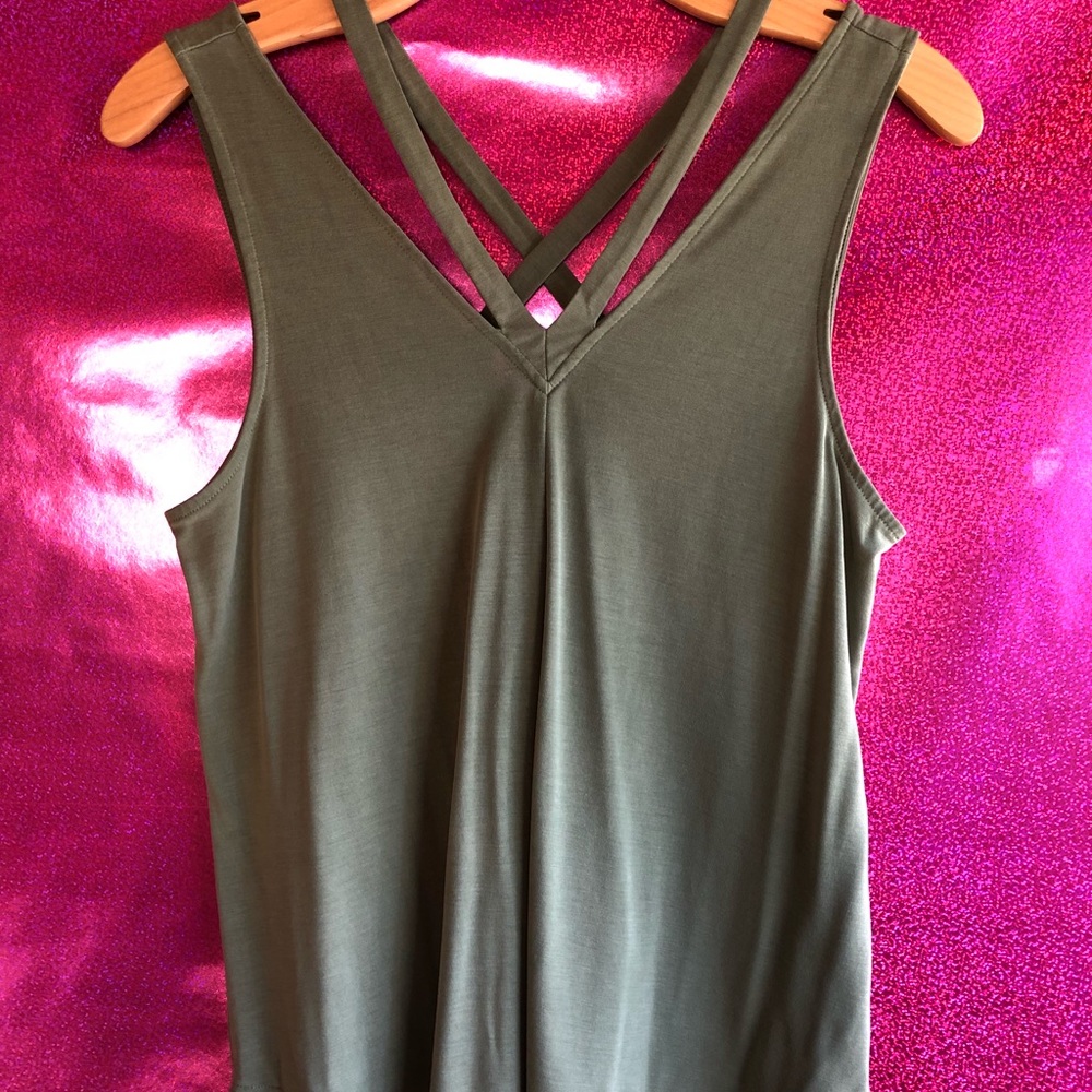Double crossed sleeveless shirt